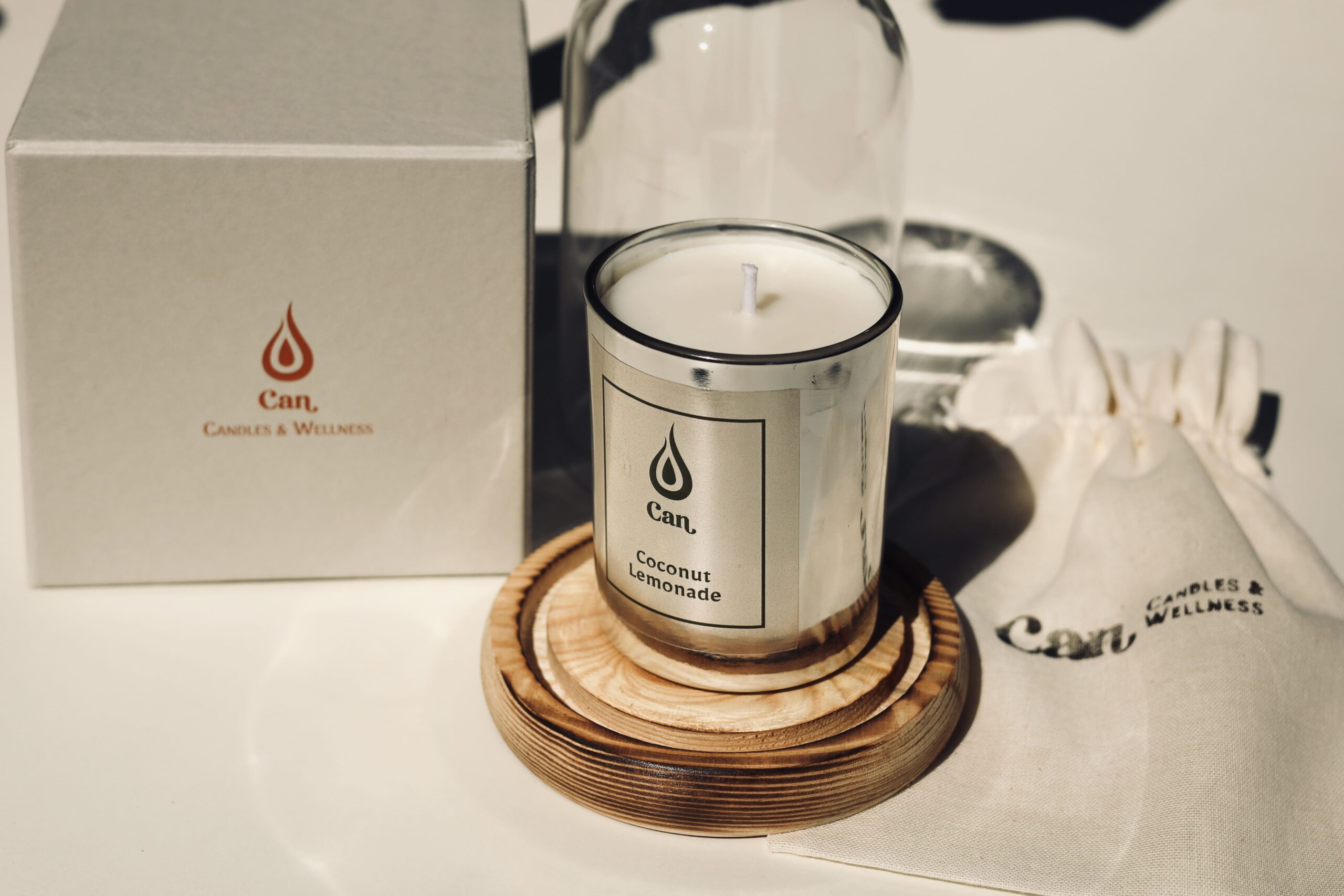 Kit de brindes aromáticos personalizados com embalagem premium para clientes VIP, incluindo velas, difusores e home sprays personalizados com a identidade visual da marca.