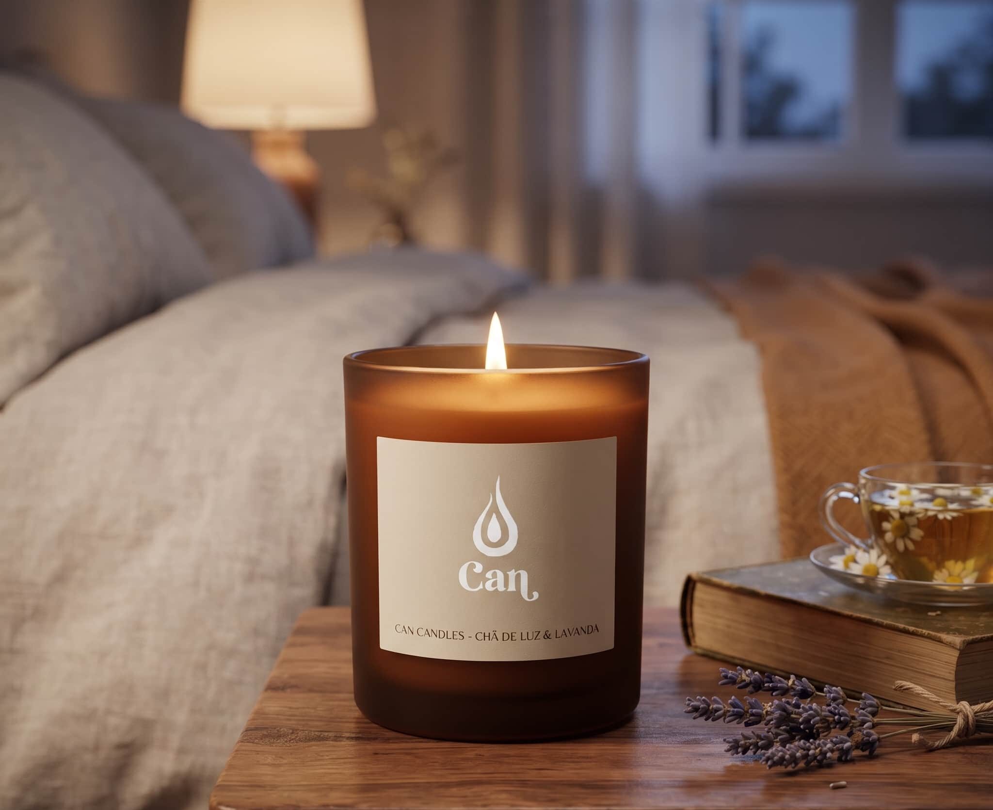 Vela aromática da Can Candles aplicada no cenário de um quarto aconchegante